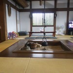 奥裏磐梯らぁめんや - 囲炉裏の前のテーブルで食しやした！