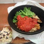 カーゴライスデリ - 春野菜と鶏肉のラタトゥイユ丼＋おからと３種の豆サラダ