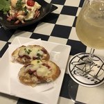 キッチンバル ゲンサン - お通し&ポテサラ&サングリア白