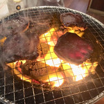 万正 - 塩タン焼き焼き風景