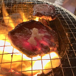 万正 - 塩タン焼き焼き風景