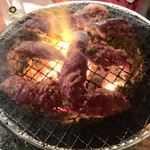 万正 - ハラミ焼き焼き風景