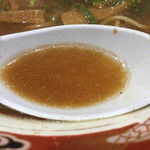 中華そば山冨士 - スープの色は濃いめですが、全く塩辛くありませんよ！