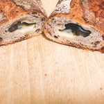 関口ベーカリー - ゴルゴンゾーラチーズとオリーブのバゲット
