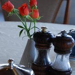 ラ・メール ザ クラシック - テーブルの生花はオレンジ色のバラ