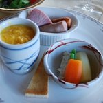 ラ・メール ザ クラシック - メインのお皿には3品のお料理が盛り合わせてあります。