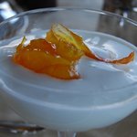 ラ・メール ザ クラシック - ヨーグルトにオレンジマーマレードを入れたところ