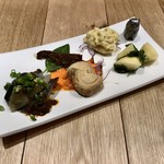 チプーン - 前菜盛合せ よだれ鶏：よだれ茄子 ズッキーニの千切りを敷いて、素鶏：湯葉巻き、油筍：緑竹の素揚げ、大人のポテトサラダ：じゃがいも（タワラマゼラン） 豆腐のマヨネーズ、白桃とバジルのサラダ