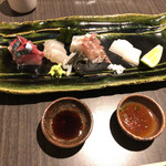 月の木 - 刺身盛り合わせ（塩・ポン酢・醤油の三種の味を楽しめる）