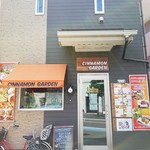 シナモンガーデン - 店頭に軽自動車や小型車なら何とか２台駐車可。