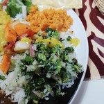 シナモンガーデン - いつもの水菜の刻みと玉葱や人参のピクルス。オレンジ色のはポルサンボル＝ココナツのふりかけ。