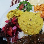 シナモンガーデン - 黄色いダルカレーと左奥にはやはり黄色い長葱の炒め物、赤いのはビーツのサラダ。