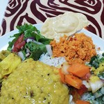 シナモンガーデン - サラダとパパダンなど。そのパリパリ煎餅は砕いて散らし、食感の変化を楽しみます。