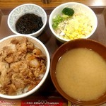 Sukiyaka mataminamiten - 沖縄もずく牛丼、サラダ、しじみ汁