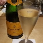馳走 啐啄一十  - お酒①ヴーヴ・クリコ・ポンサルタンNV(シャンパーニュ、フランス)
      葡萄品種:ピノ･ノワール、シャルドネ、ピノムニエ、配分未公表
      時期や年度により配分を調整し、味わいを均質にしてあるそうです。