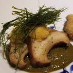 馳走 啐啄一十  - ④煮黒鮑、肝ソース、塩水北紫雲丹、あおさ載せ
      塩水北紫雲丹は上質な旨みと甘み
      黒鮑は90℃で6時間煮てあり、軟らかさと程好い弾力が楽しめます。
      あおさの香りが鼻腔に抜け、黒鮑の旨みに華を添えます。