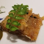 馳走 啐啄一十  - ⑤鱧(愛媛県伊予灘産)の伽羅煮
      産卵期は夏、旬は初夏と晩秋の2回。
      伽羅煮とは煮上がりの色が醤油で香木の伽羅のような濃い茶色になることが由来。
      見た目に反して穏やかな味わいで、鱧の旨みを感じ取れます。