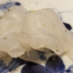 馳走 啐啄一十  - ⑧真鯒(広島県豊島産、3日寝かせ)
      産卵期は春～初夏、旬は春～夏
      35cm(2歳)で雄→雌へ性転換
      産卵期と一致するのは旬の白鱚をしっかり食べるからです
      鮃よりも淡白で繊細、舌でゆっくり味わいます