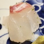 馳走 啐啄一十  - ⑨真鯛(愛媛県来島海峡産、3日寝かせ)
      産卵期は春～初夏、旬は秋～晩冬
      海図を持っていたほど釣り込んだ場所である今治の来島海峡の真鯛は地海老や小蟹を食べているので、旨みが深い。