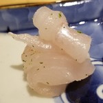 馳走 啐啄一十  - ⑩白鱚(岡山県下津井産、5日寝かせ)
      産卵期は初夏～秋、旬は春～夏。
      皮に独特の風味があり、薄皮を引いて皮下の旨みをダイレクトに味わいます。
      腹身は甘い旨み、背身は筋肉質で力強い旨み