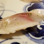 馳走 啐啄一十  - ⑫真鯵(山口県柳井産、3日寝かせ)
      産卵期は春～夏、旬は秋～冬。
      瀬戸内海ものはサイズは中型で脂のりは夏向けのサッパリした感じ