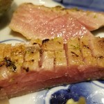 馳走 啐啄一十  - ⑬炙り本鮪(静岡県駿河湾産、220kg、サスエ前田魚店、8日熟成)
      日本近海の本鮪の産卵期は春～夏、旬は初秋～冬。
      近海本鮪は炙った熱で脂が活性化し、旨みがしっかり。
      口腔内でとろけて無くなりました。