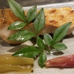 馳走 啐啄一十  - ⑭赤甘鯛(静岡県駿河湾産2.2kg、サスエ前田魚店、7日寝かせ)の炭火焼き、煮茗荷、煮蓮芋
      産卵期は夏～秋、旬は冬～春
      炭火焼き赤甘鯛は、皮目から芳ばしさが薫り、上品な脂が活性化して甘さが増しています