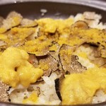 馳走 啐啄一十  - ⑰夏トリュフご飯(プレーン)、毛蟹(北海道オホーツク海産)入り、塩水北紫雲丹(北海道奥尻島産)載せ、唐墨掛け
      夏トリュフの艶やかな薫りが立ち昇り口腔内が薫りで溢れ、旨塩な唐墨が味わいに深みを加えます