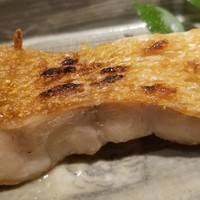 馳走 啐啄一十  - ⑭赤甘鯛(静岡県駿河湾産2.2kg、サスエ前田魚店、7日寝かせ)の炭火焼き
                    海底に生息する魚は大きくなるほど脂がのる
                    炭火焼き赤甘鯛は、皮目から芳ばしさが薫り、上品な脂が活性化して甘さが増しています