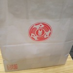 銀座魚勝 - お持ち帰り袋
      シンプルながらお稲荷さんにあやかった『狐様』もシッカリ中央にいらっしゃいます(*´艸｀)✩.*˚