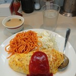 むさしや - オムライス(チキンライスの卵包み、キャベツ添え)