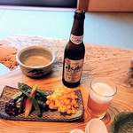 大和 - 先付けは焼き野菜とコーンの天ぷら、ドリンクはノンアルコールビール