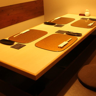 接待やご商談、ご家族でのお食事にも最適な掘りごたつ席を完備