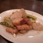 PASTAVOLA - アスパラガスと蕪とベーコンのパルメザンソテー