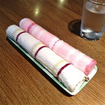 一平食堂 - 着席すると温かいおしぼりがまずやってきます