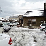 一平食堂 - 写真に写っている車すべて一平の客…。雪で凍った駐車場が満杯です。2012_1_16_11:45頃撮影