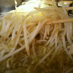 村山ホープ軒 - ２０１２年１月撮影　ラーメン大盛りのニンニク・もやし追加【９５０円】