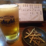 川扇 - 生ビールにお通しの骨せんべい