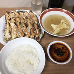 ぎょうざ 大学 - 入り大、ニンニク入り餃子３人前の定食