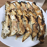 ぎょうざ 大学 - 蒸し焼きされた餃子、油ベチャは無し‼️