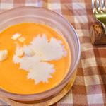 欧風厨房 まんじぇびゃん - 【パプリカとトマトの冷製スープ】
                                猛暑日に提供された冷製スープで目が覚めます。塩気もバッチリ。(スープスプーン6口分)