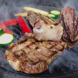 享用各种肉菜和葡萄酒，从伊比利亚猪肉到稀有的一坊牛肉。
