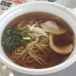 リゾ鳴尾浜 プールサイドレストラン - 醤油ラーメン。
