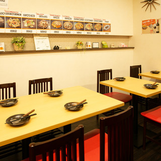 印象的に赤を配置した店内には【テーブル席】を完備。