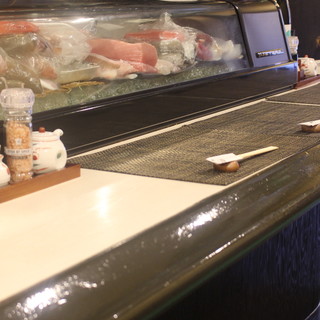 You can see the freshness of the fish by looking at the display cases and fish tanks. Enjoy your meal in a special atmosphere.