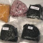 愛米家本舗 - 購入して手が汚れぬよう三角型のビニールに包まれたおにぎり