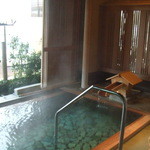 青山やまと - 大浴場の半露天風呂です。