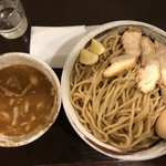 づゅる麺 池田 - •つけ麺（830円）
            •特盛麺2倍（140円）  
            ナプキンと一緒に撮ったけどサイズ伝わるかなあ。