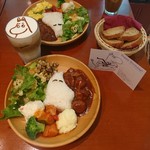 ムーミンハウスカフェ - ランチのミートボールプレート
            ムーミン可愛い～＼(^o^)／
            birthdayカードもいただきました♪