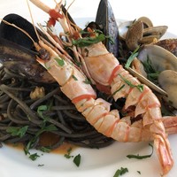 魚貝のトマトソースはいかすみを練りこんだパスタと合わせます。